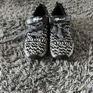 These are wheelies size 4 gray and black